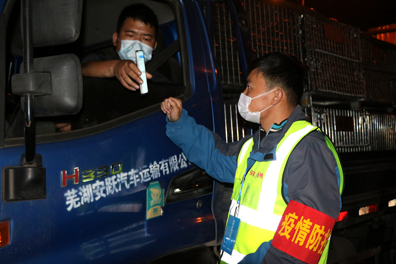 新一輪疫情發(fā)生后，安徽路橋迅速行動(dòng)，組織全體職工和勞務(wù)工人進(jìn)行全員核算檢測(cè)，筑牢疫情防控第一道防線。此外，還積極投身屬地疫情防控，踐行國(guó)企擔(dān)當(dāng)。