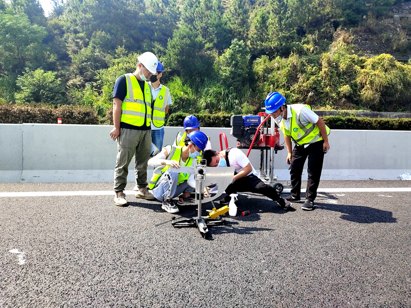 吉康改擴建C1標率先完成全線首段主線路基、路面分段交工驗收 (1)